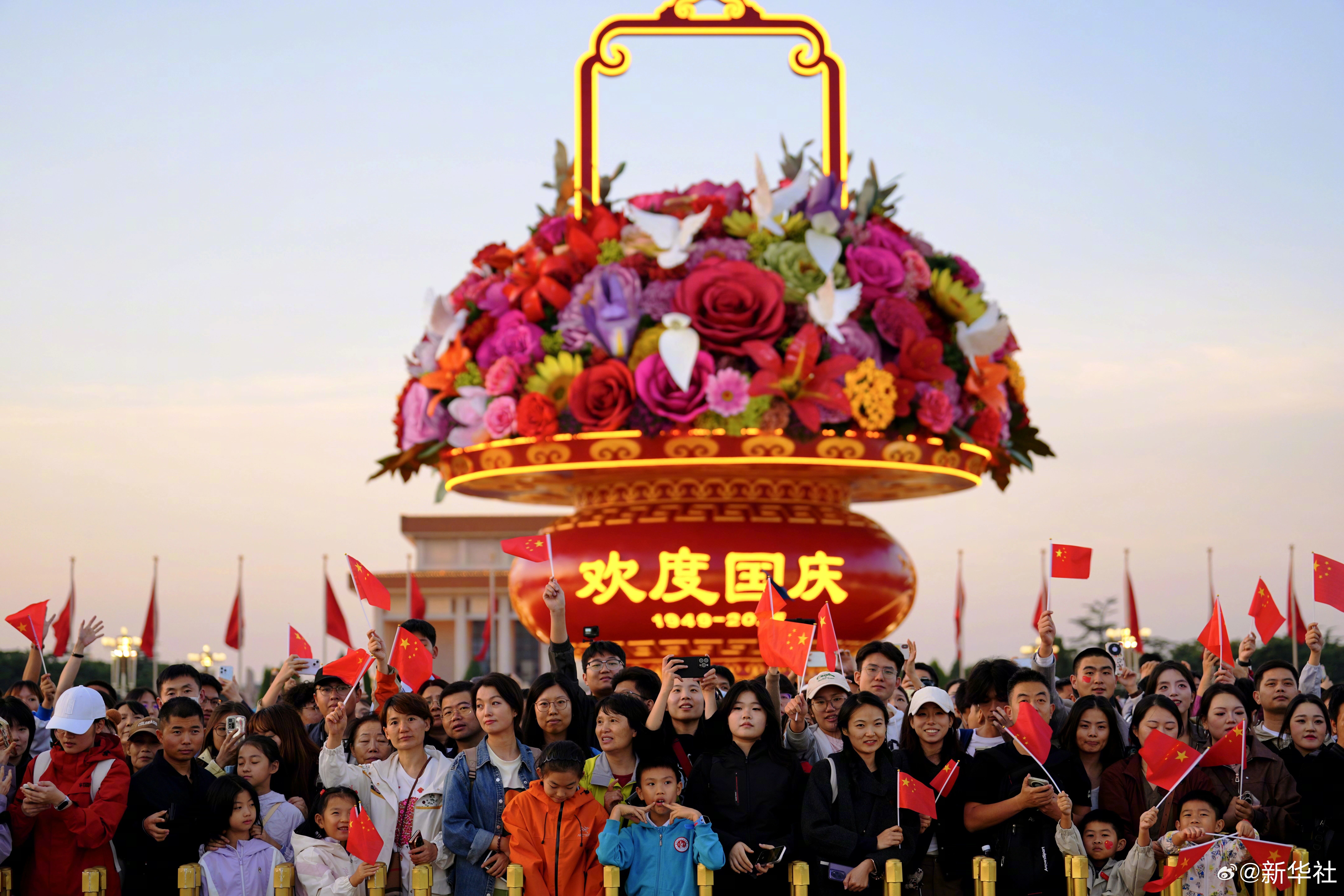 #新华社出图#【#每一张照片都是对家国最深情的告白#】国庆逢中秋，家国共团圆。这