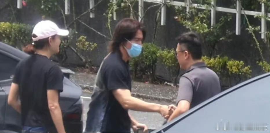言承旭金宝山看大S言承旭在大S墓前落泪13日，被拍到前往金宝山悼念大S。曝光的画