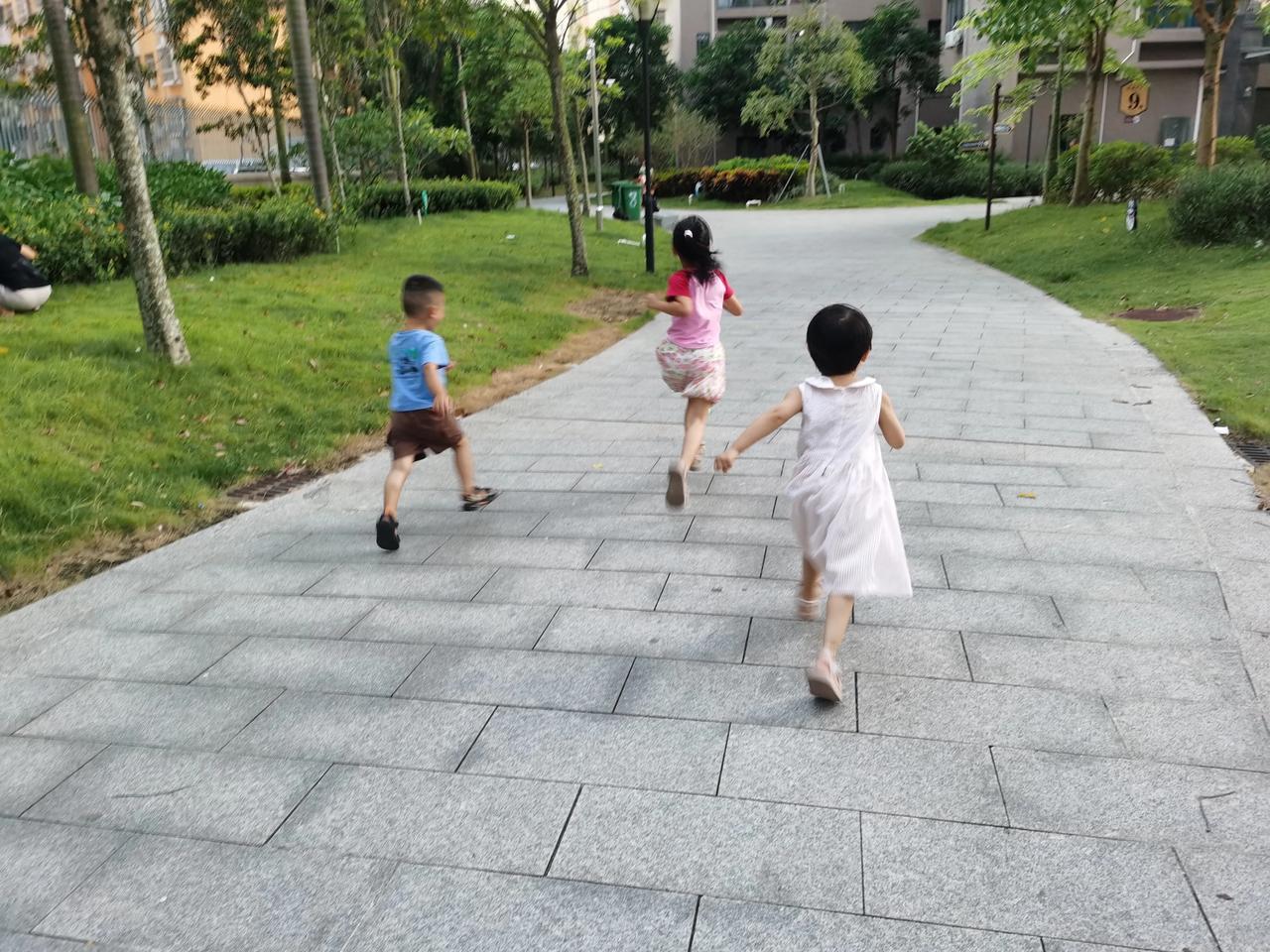  傍晚时分，和孩子下楼溜达溜达。小宝贝和邻居朋友玩得好开心，都不需要我跟着。他们