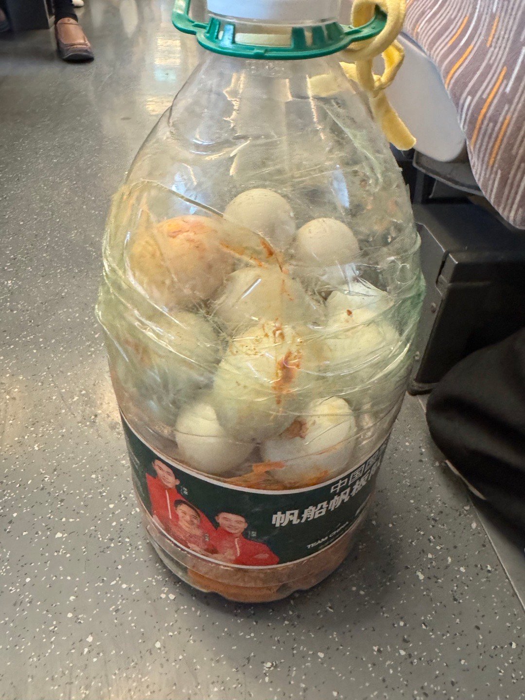 之前还很纳闷，鸡蛋怎么装进矿泉水瓶里面，原来是瓶身切开一个口，鸡蛋装完之后，再用