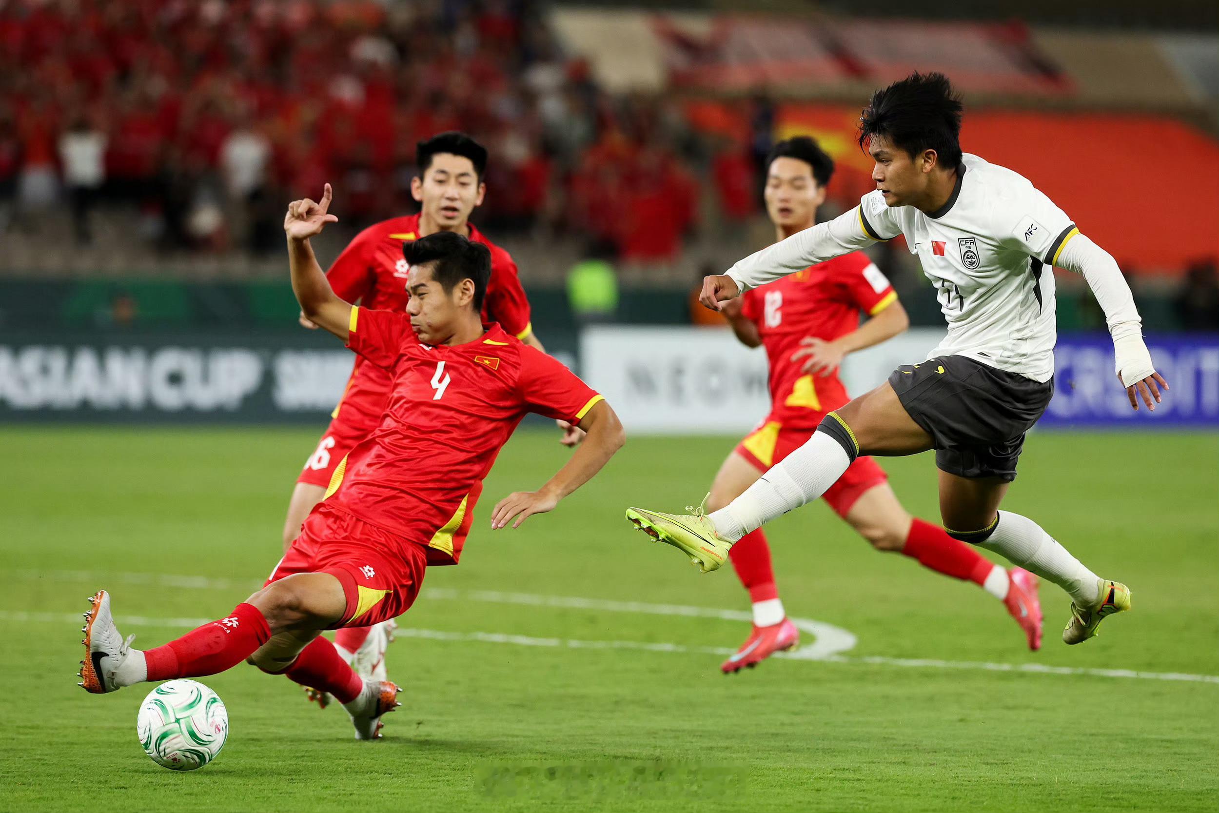 U23国足vs越南U23越南想打反击打不出来。。 