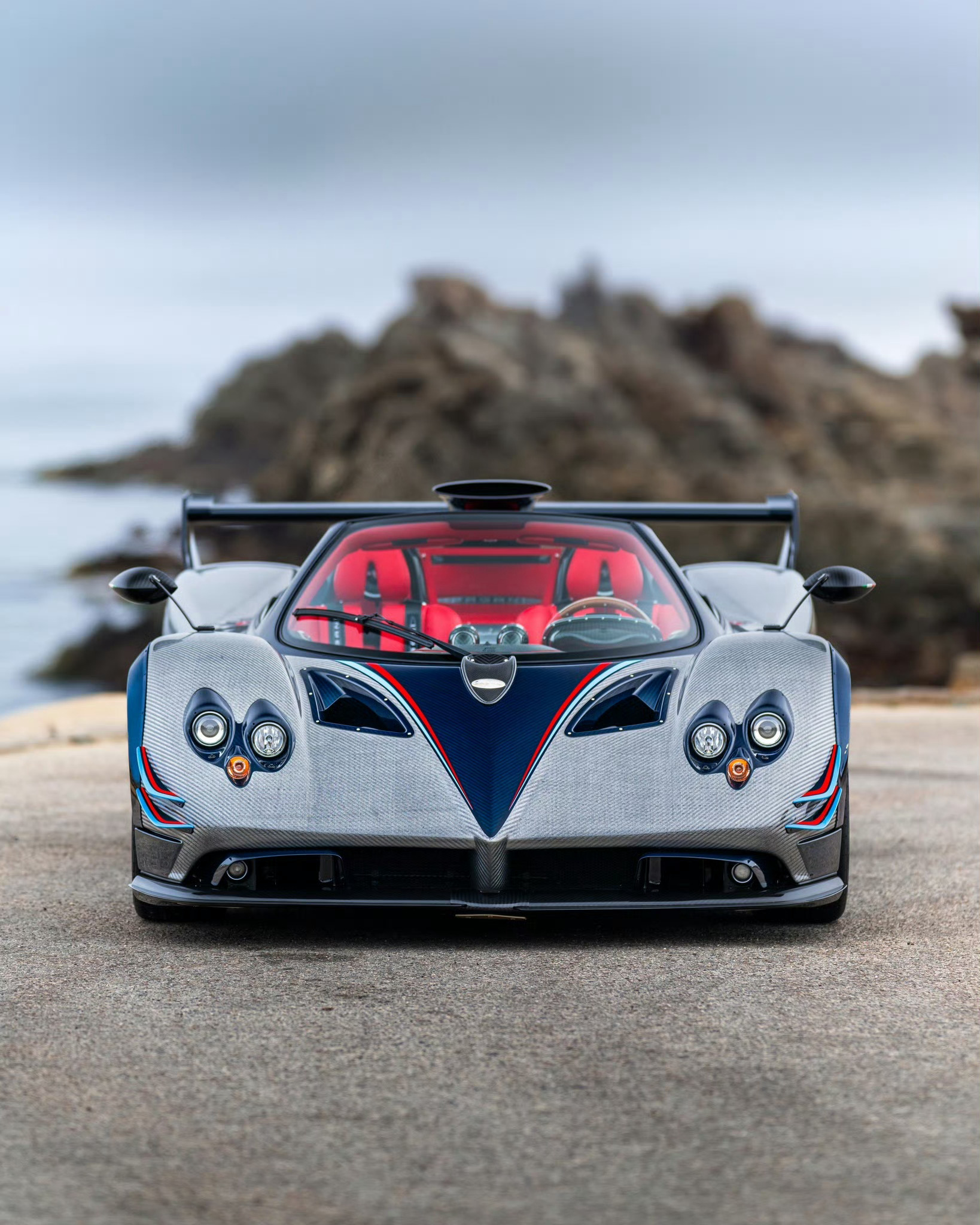 你们发现没有，其实帕加尼Zonda的头灯和Huayra的尾灯，也和萤火虫一样，是