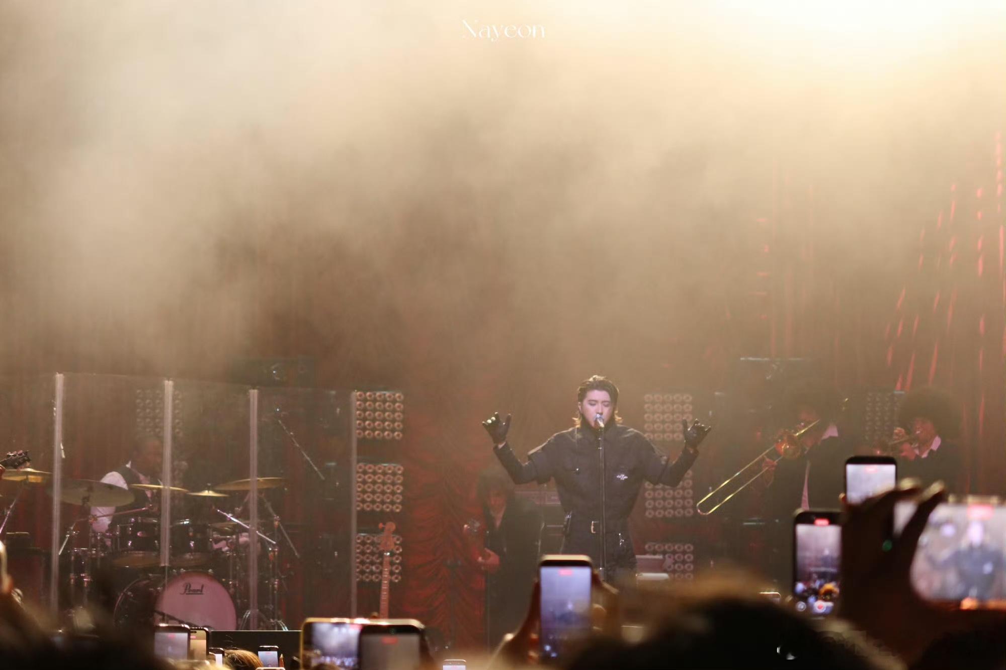 蔡徐坤时隔七年再巡回到伦敦没有轰轰烈烈的宣告，只用舞台和歌声诉说一切，蔡徐坤时隔