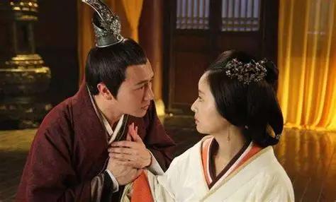 章德太后的传奇一生，堪称是高配版吕后。
 
公元92年，窦宪回京。当他走入洛阳城