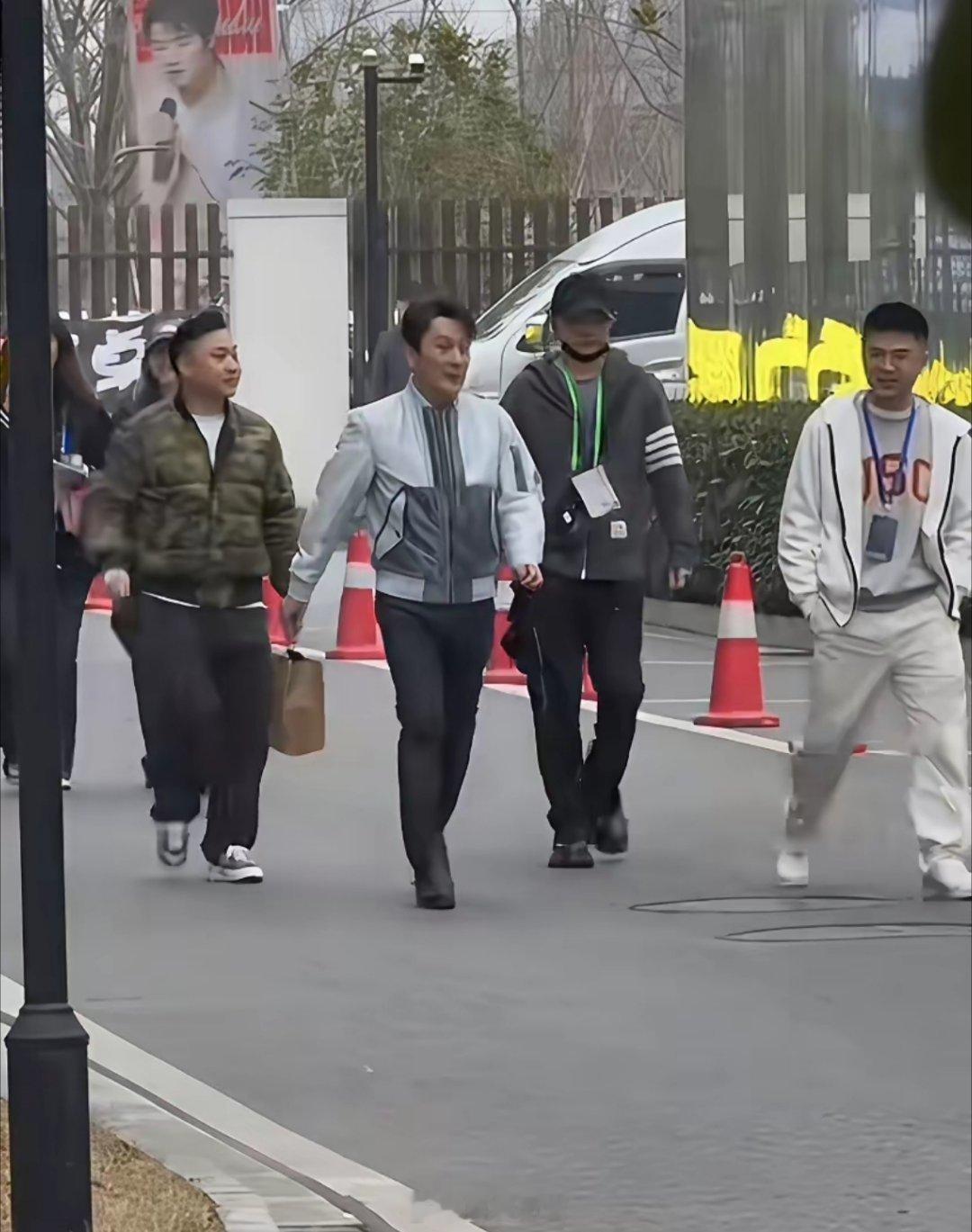 看到两张图，忽然懂了什么叫“优雅”的两种写法——张信哲是毫无掩饰的松弛，蔡国庆是