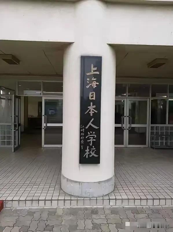 关于曹老的福耀科技大学未通过审批在下有几点想说的:
第一，曹德旺很爱国，这个毋庸