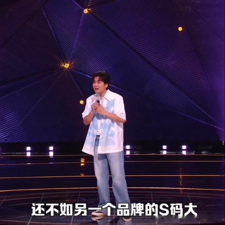 以前觉得买纸是件简单的事，现在看来学问大了去了。闫妮周深那个同步懵圈，估计是全场