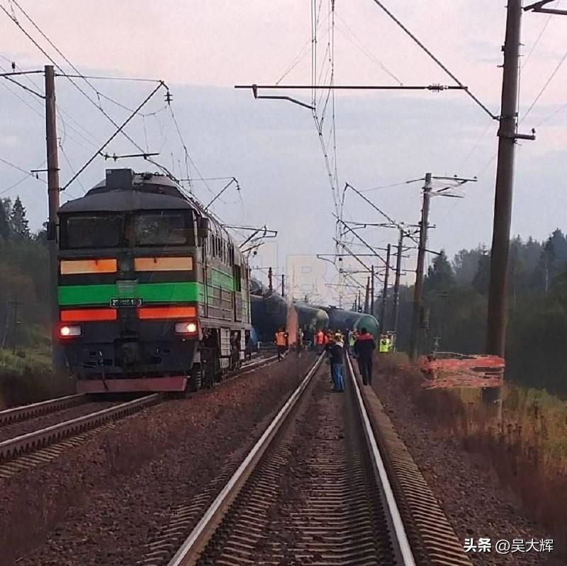 【列宁格勒州铁路遭破获】9月14日，在俄罗斯的列宁格勒州，一列载有15节油罐车的
