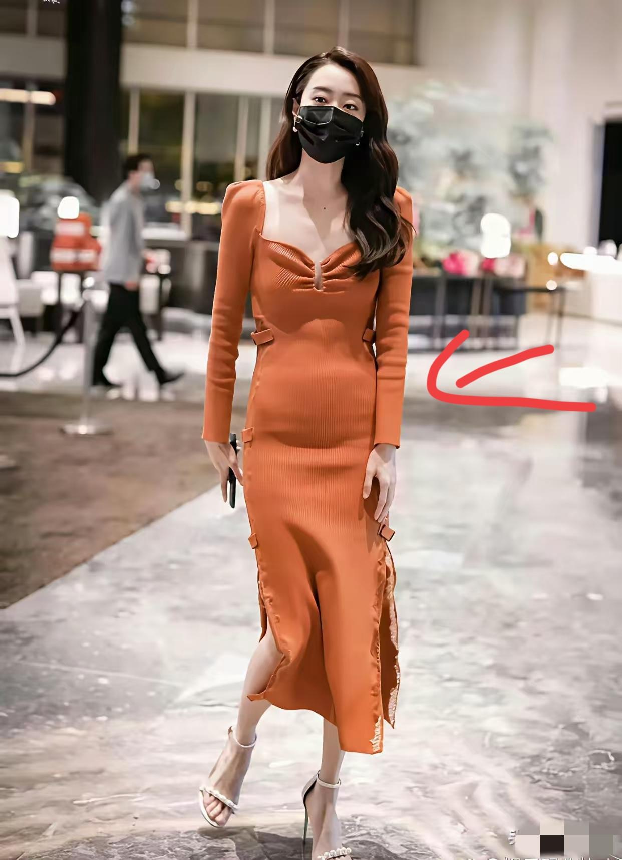 张小斐如今的现状，
给所有女人都提了个醒，
无论你的身材再好，再漂亮， 也千万要