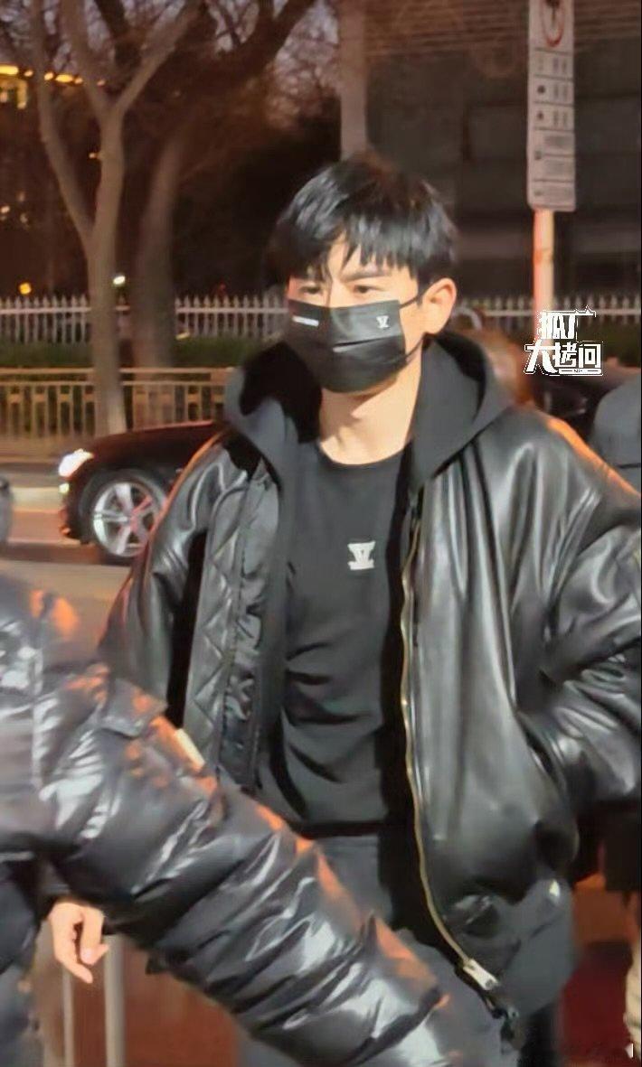 参加马年春晚第一次联排的明星马年央视春晚第一次联排目前出现央视春晚彩排的明星：沈