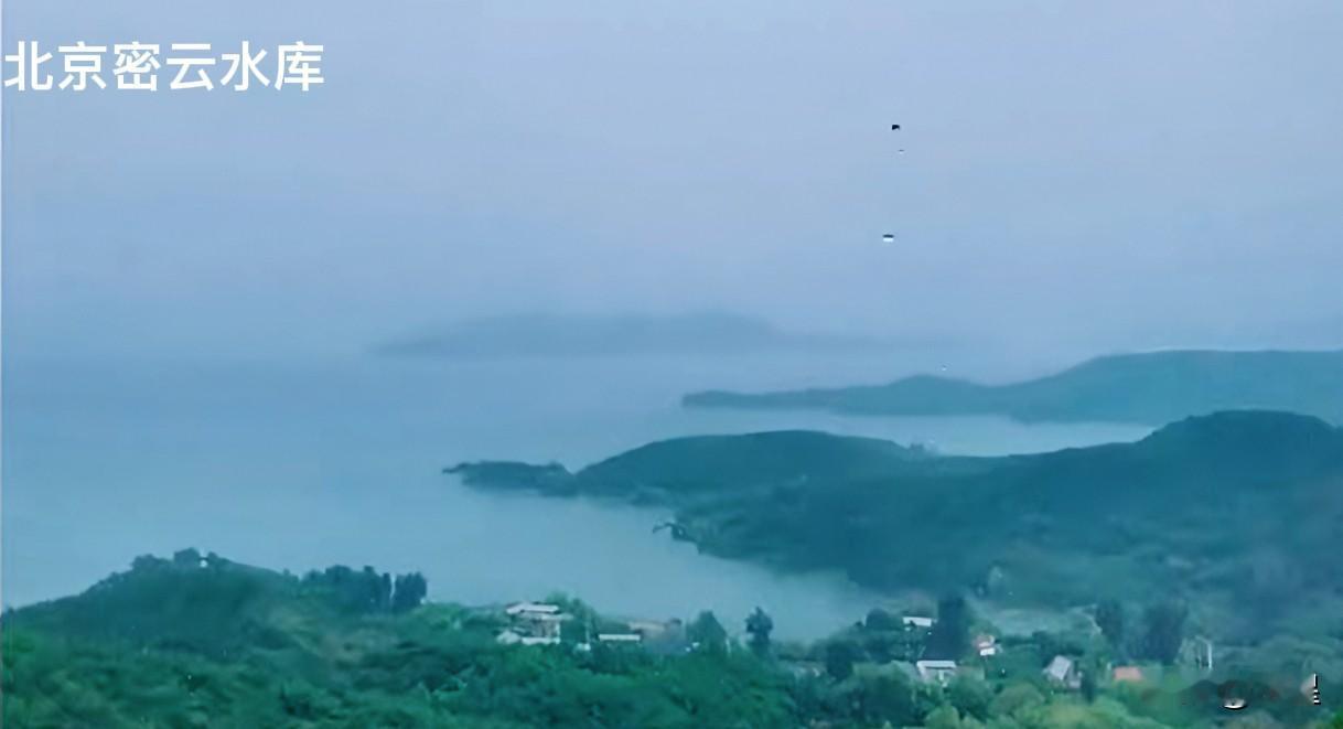 这会儿雨不大
密云水库上烟波浩渺
这水天一色的景致
实在太美了 就像一幅水墨画