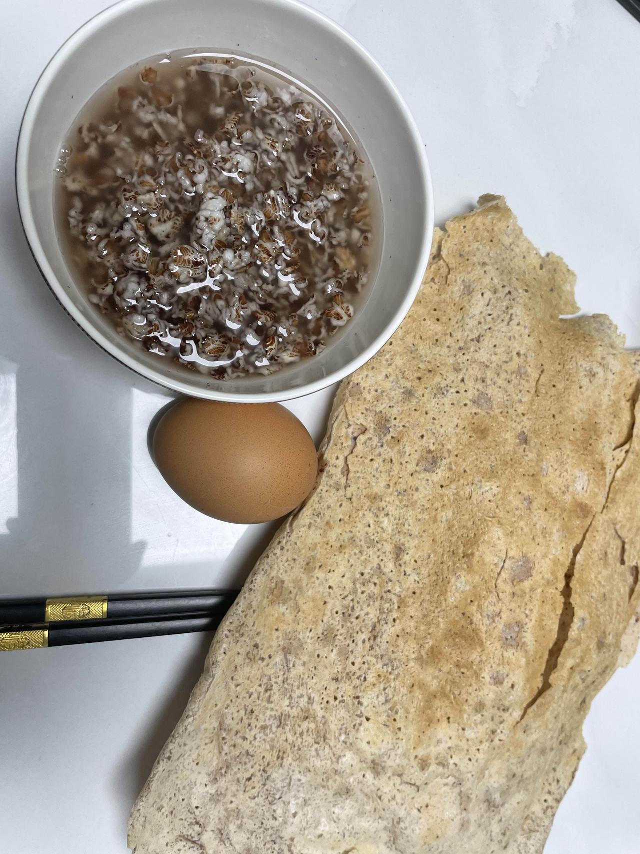 最近的早餐我不再吃公公煮的面条了，因为我下定了某种决心。

自己搭配燕麦和煮鸡蛋