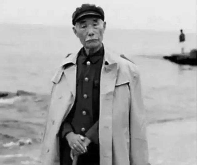 1978年，孙毅中将外出理发。理完发后，他觉得不甚满意，请求理发师再修整。
孙毅