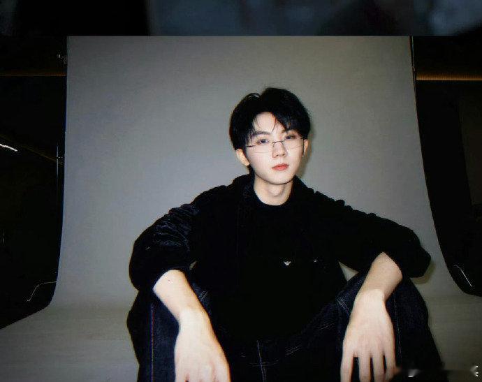 马嘉祺人民日报新单曲 马嘉祺真的太争气了！人民日报新单曲稳稳拿下，闷声干大事的典