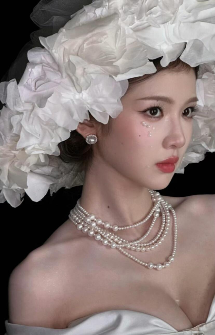 张淼怡风格大变，从甜妹进阶为御姐，颜值辨识度反而提升了不少。 