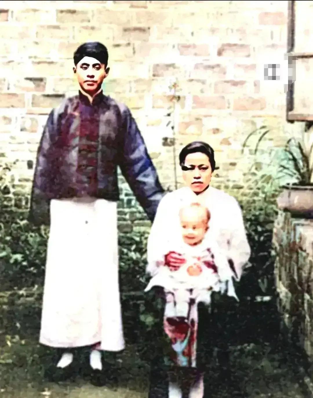 1923年，杨振宁和父母，一张罕见的合影，照片中的他胖嘟嘟的，脸蛋圆圆的，非常可