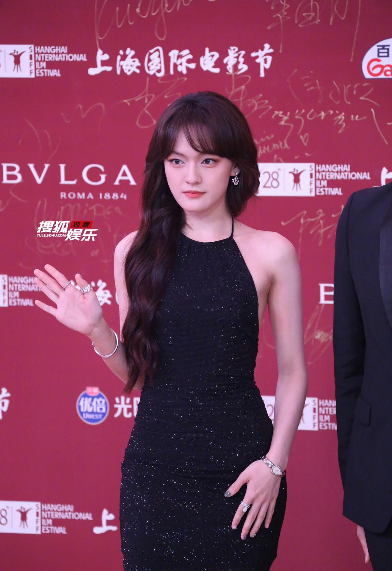 文淇一身黑色露背裙性感亮相上海国际电影节闭幕式红毯，好美！