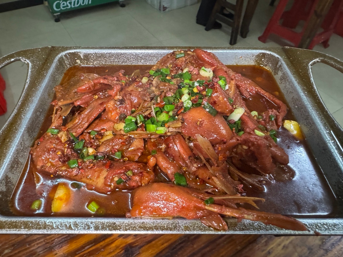 在南昌一家苍蝇小馆居然能遇到观众饱饱！我太i了，偷偷给他们点了红豆冰就溜了[融化