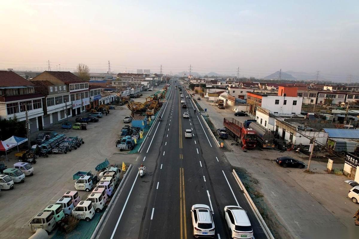 一脚油门踩下去，感觉整个连云港的“南大门”一下就给轰开了。
瀛洲南路南延段，通了