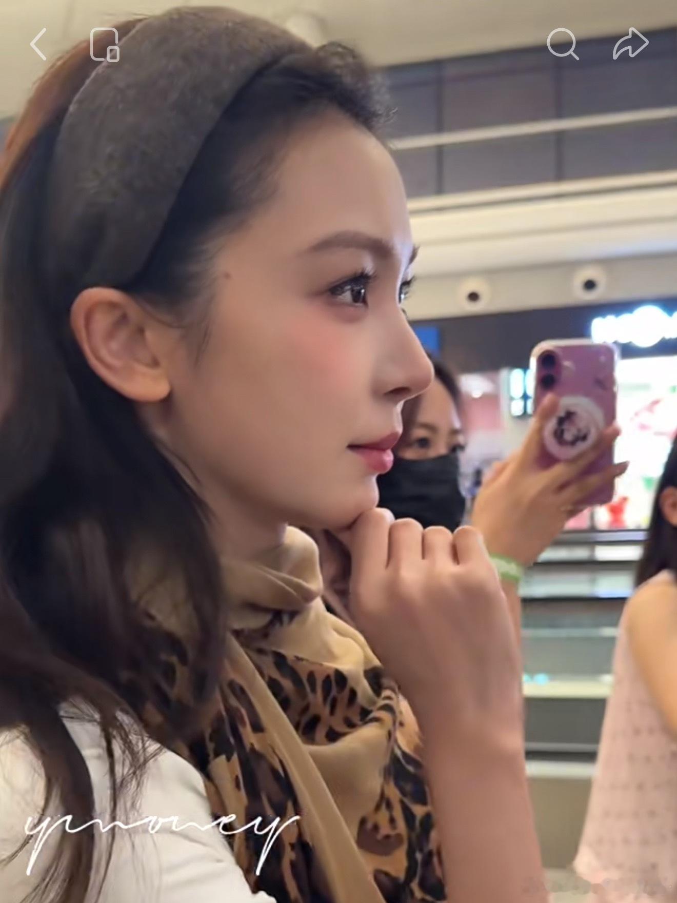 Yml鼻子角度太好看了！就是得做这种低转折点带一点点驼峰，很自然很妈生。 