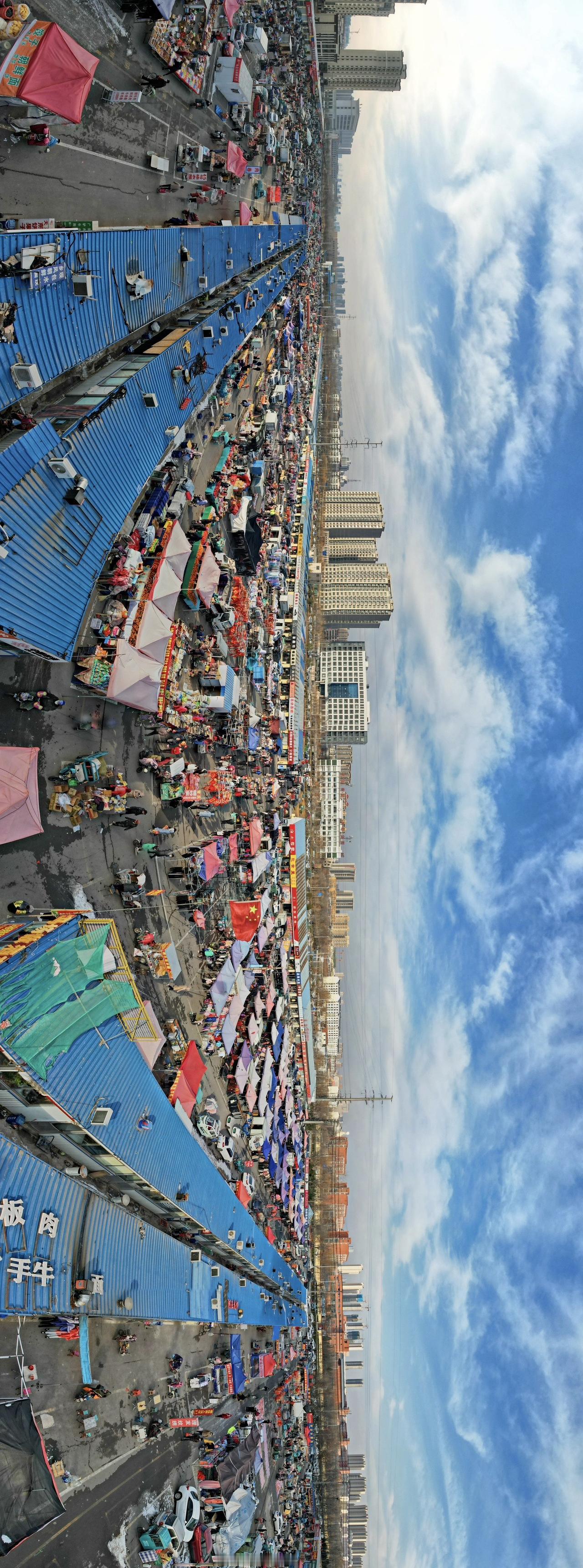 山东滨州市的一处农村大集，以前的村庄不见了，变成了高楼大厦，但是大集却保留至今，