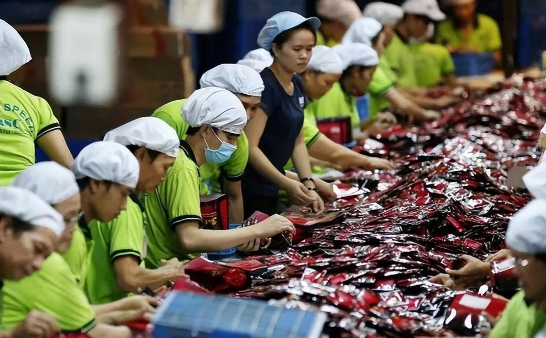 2024出乎意料！钱变得越来越难赚了：
物价的攀升与经济氛围的黯淡，降薪、裁员乃