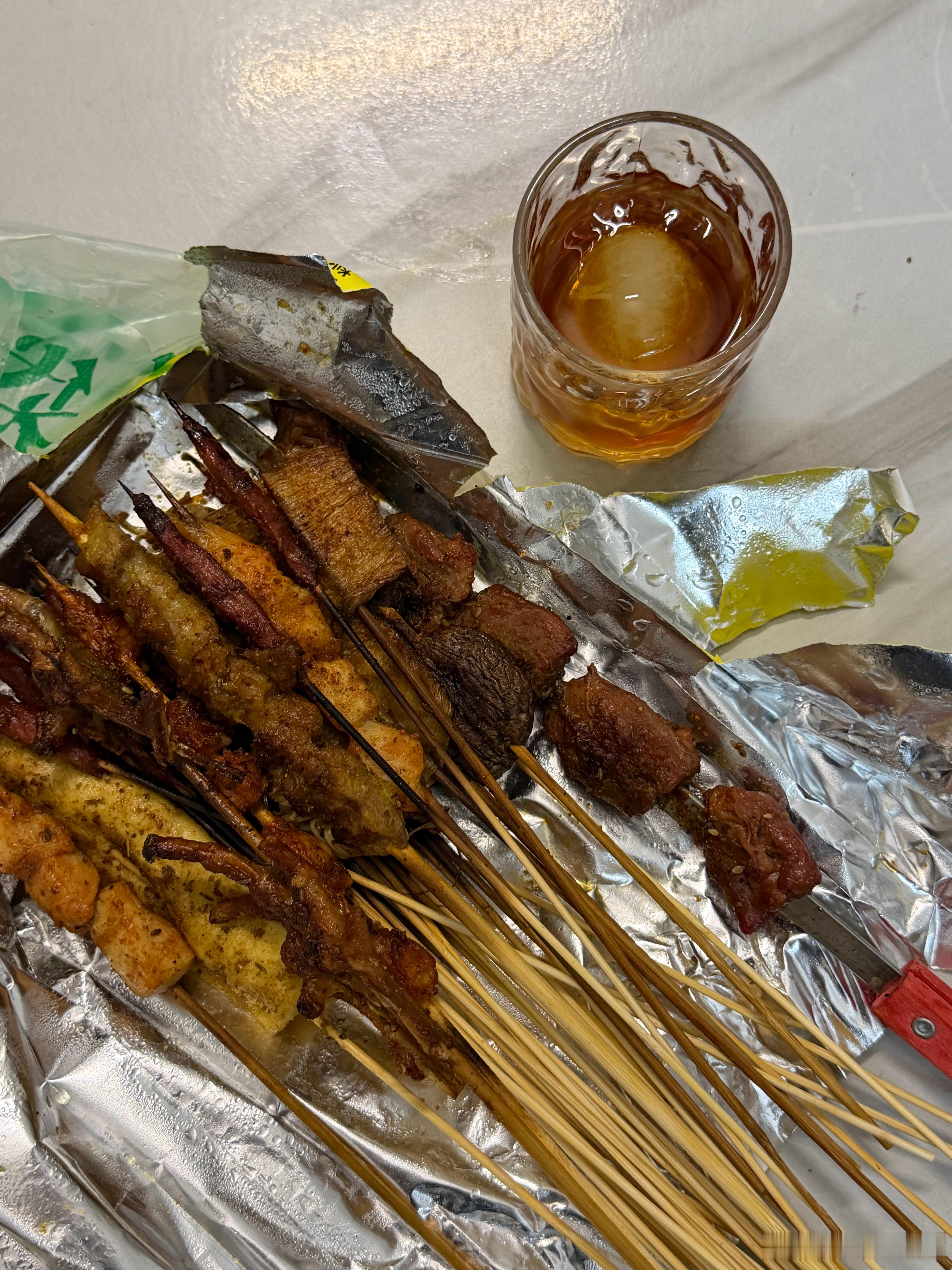 人怎么可以馋成这样刚吃完一份水煎包一大碗胡辣汤还能再给自己点上一份烧烤 