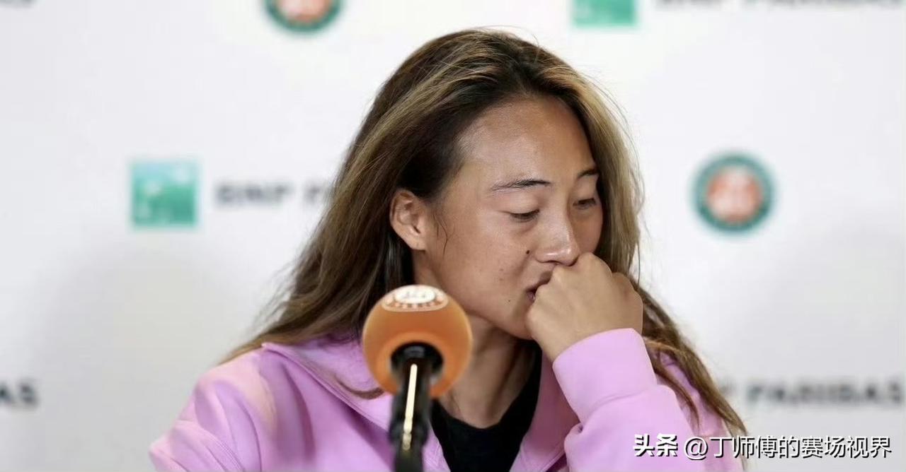 作为2024年巴黎奥运会金牌得主，中国金花郑钦文重返这个扬名立万的场地，不料周一