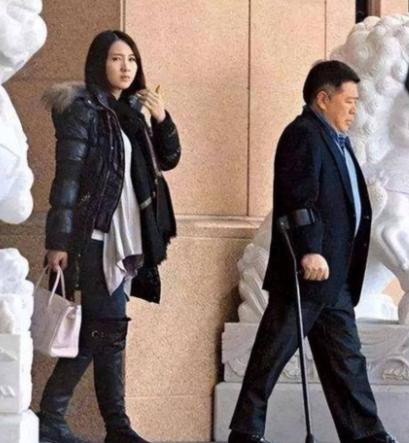 [中国赞]瘸腿富豪马廷强追了6年黎姿没有追到手，2009年，38岁的黎姿走投无路