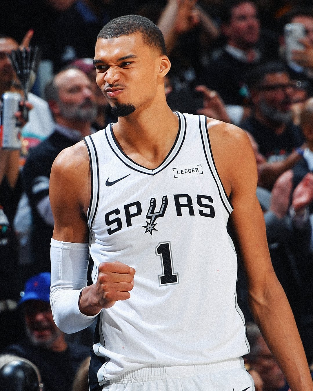NBA现役球员内部票选联盟最佳防守球员：1. 文班亚马 - 41.1%2. 克里