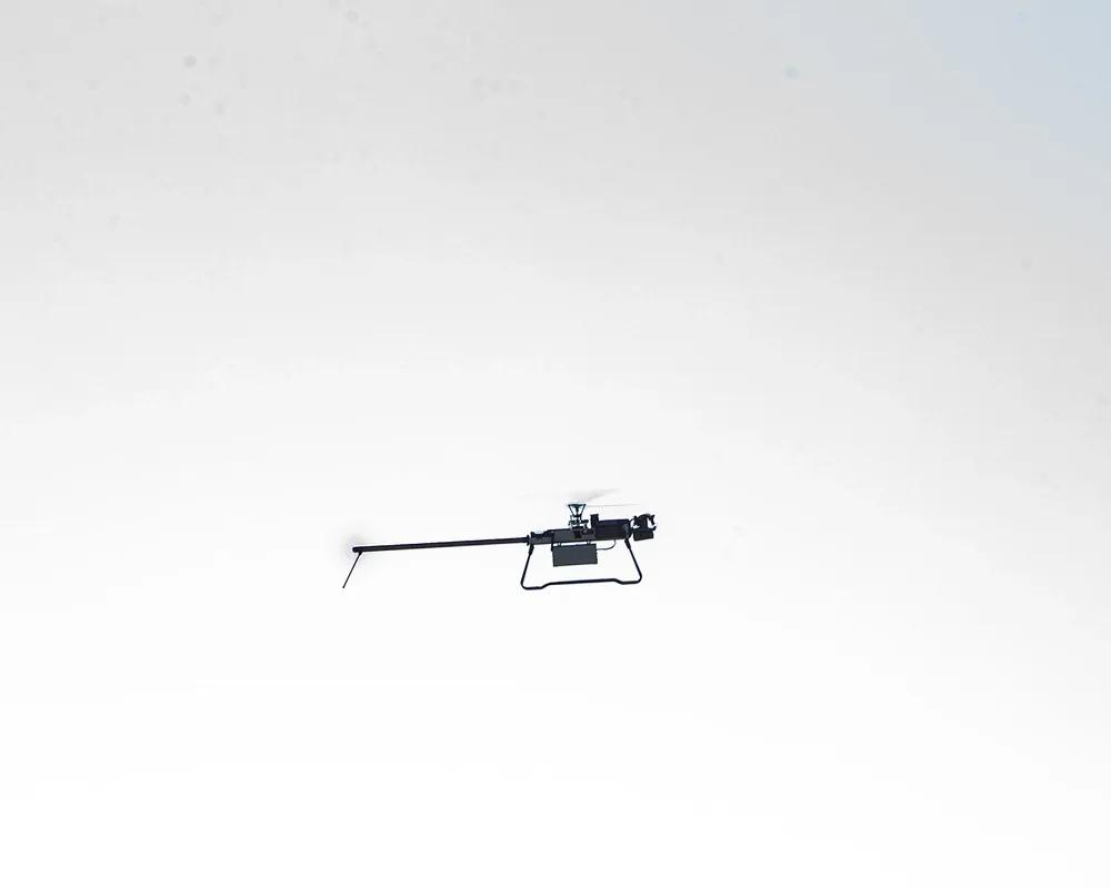 一架模块化幽灵无人机在加利福尼亚州圣地亚哥海军陆战队航空站米拉玛的演示中飞行，时