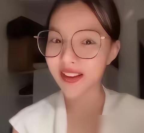 这件事一出来，很多人都盯住了哈尔滨师范大学那名越南籍留学生阮氏琼安。

作为关注