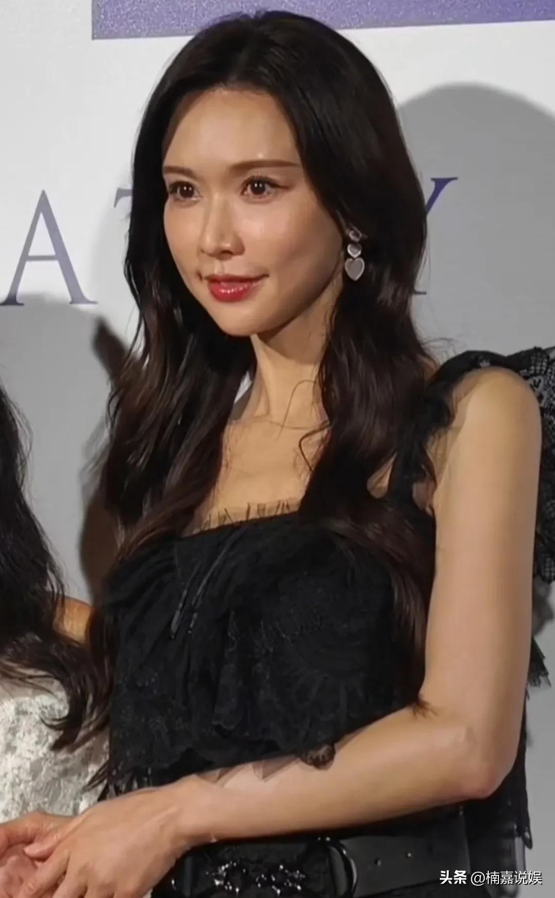 林志玲出席活动，近照美则美矣，就是感觉少了以前的灵性。
她在台湾省出席某知名品牌