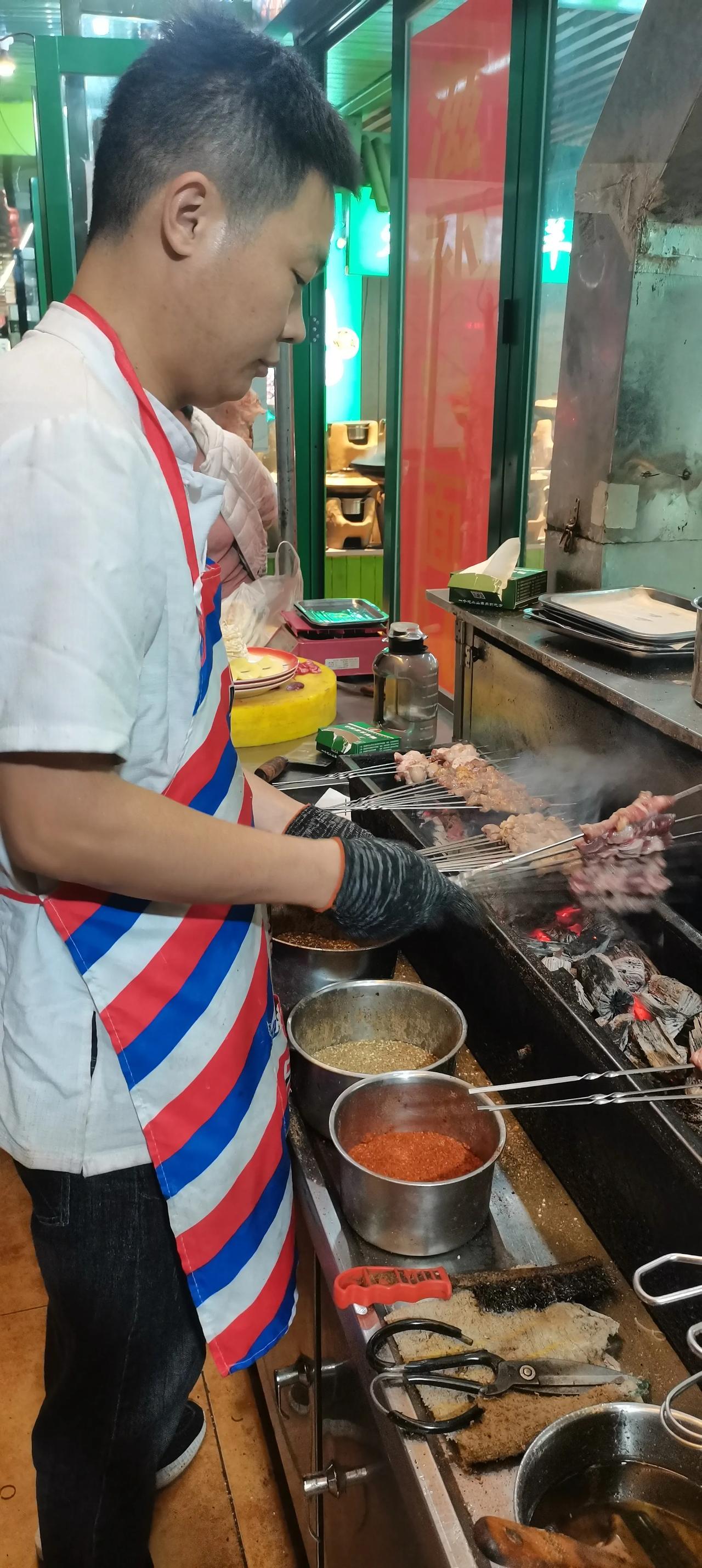 看得见羊🐏🐏🐏🐏
烤串吃着才放心！
味道真可以！
来个羊肉炖锅，
十几种