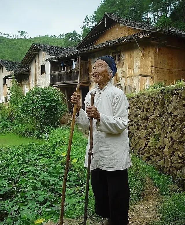 1928年春节，年三十晚，15岁的李才莲在奶奶的指引下，把枕头放到了童养媳池煜华