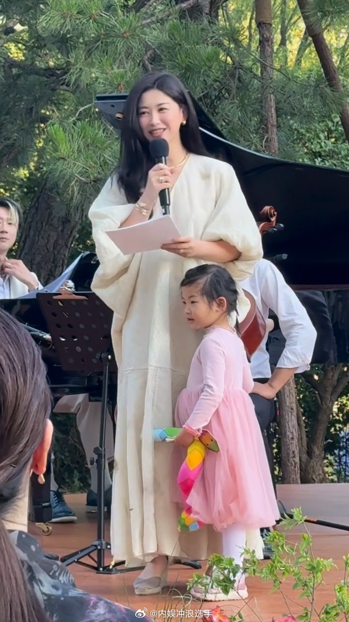 朱珠带女儿参加音乐诗会朱珠带3岁女儿参加音乐诗会 朱珠真的好美好有气质 ​​​