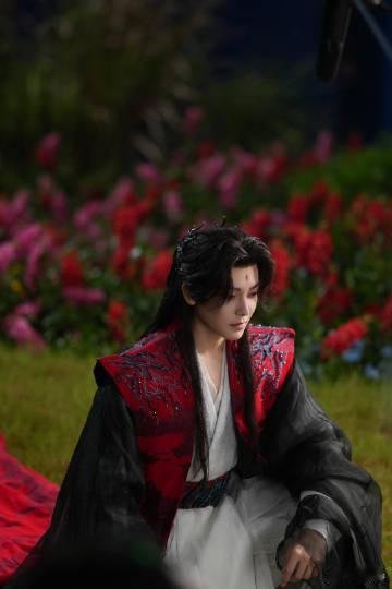 又见侯明昊战损妆 每次看到侯明昊的战损妆，我仿佛能感受到角色所承受的痛苦与负担，