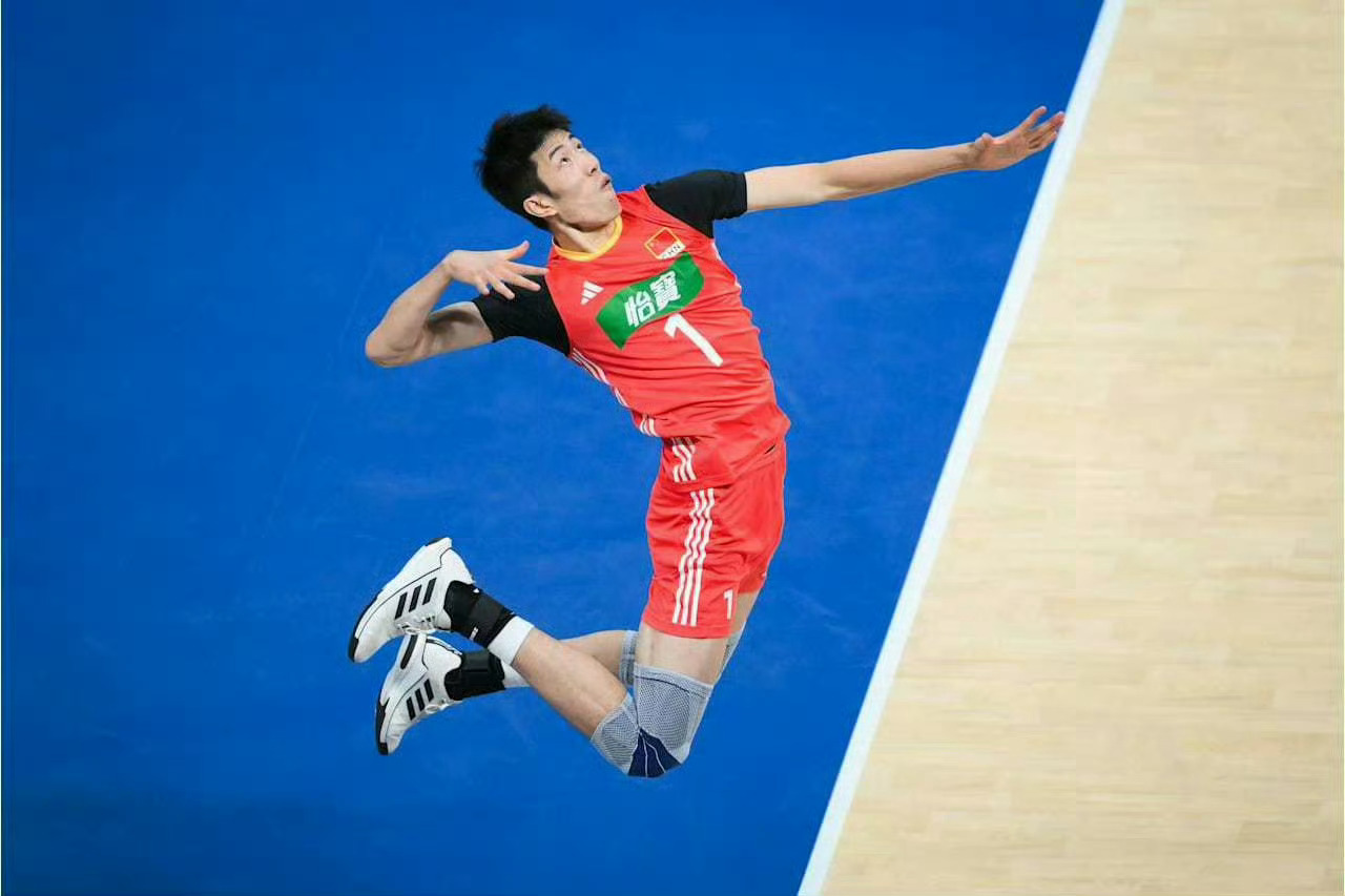 温子华在今天的半决赛中非常高效的砍下22分（27扣20中1被拦，1拦1发），成功