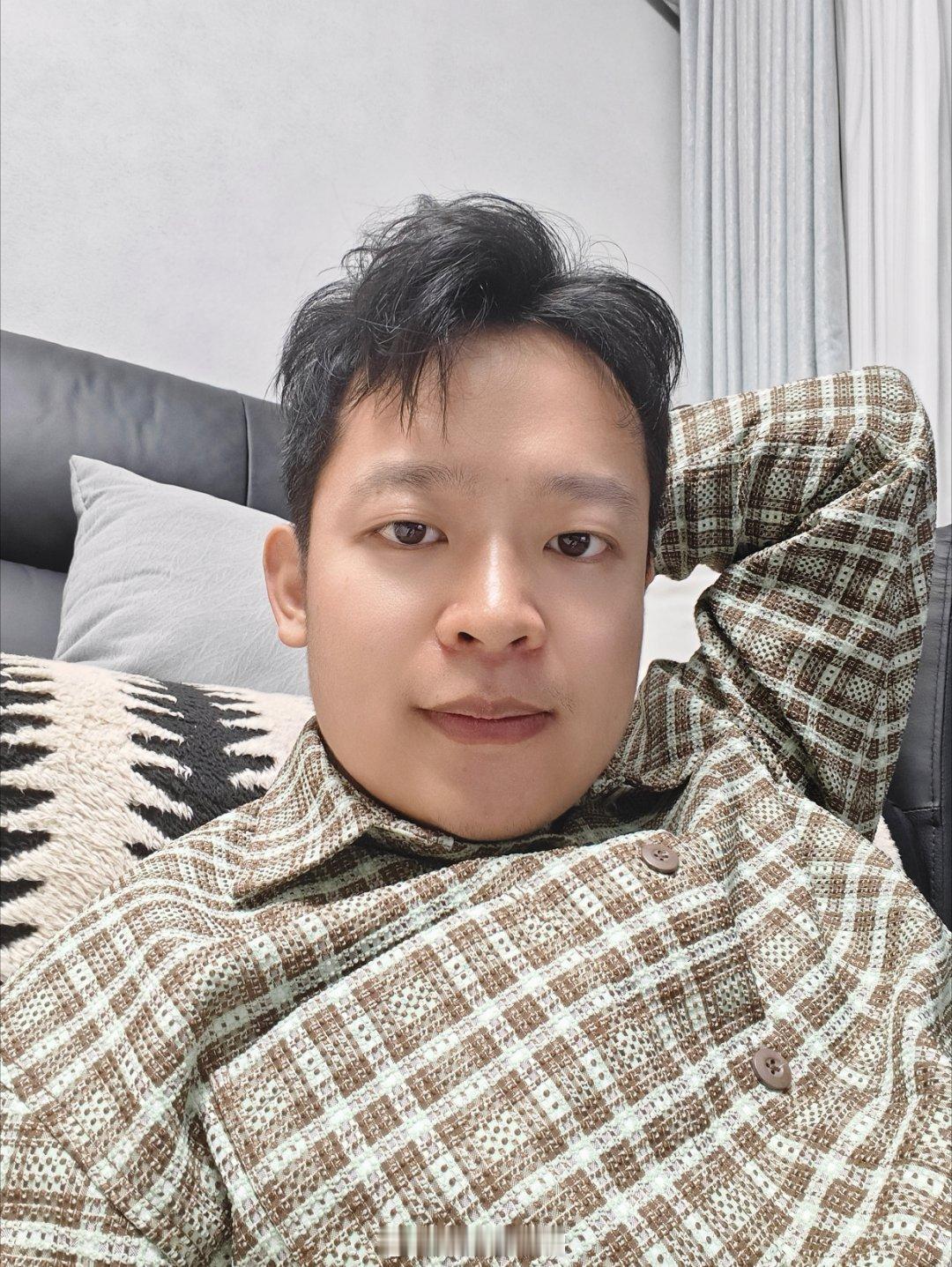 阿饼这两天头都是一阵阵的扯着疼，精神也不好，今晚洗漱完发现不疼了，笑一个！！！ 