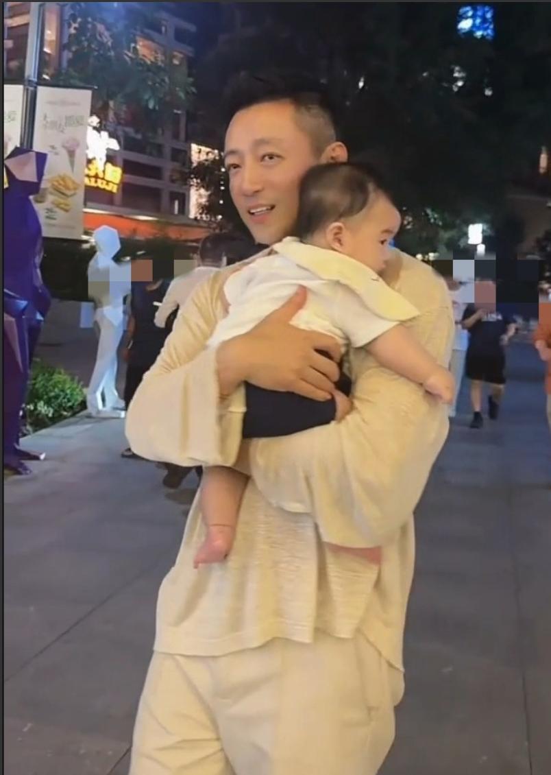 汪小菲抱5个月儿子外出散步，正脸被曝光，软软萌萌，胖乎乎的 