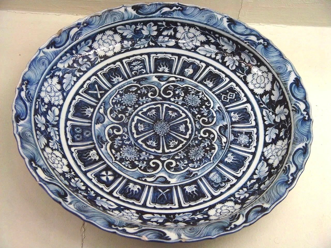 瓷说瓷话 这些青花瓷盘，古代就走出了国门，不是走私，而是为了外贸，出去的还有丝绸