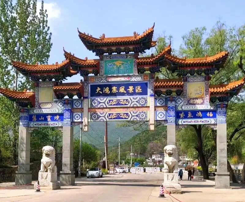 去大鸿寨寻觅天然金字塔
 
世人总向往远方的奇观，执念于荒漠之上人工铸就的埃及金