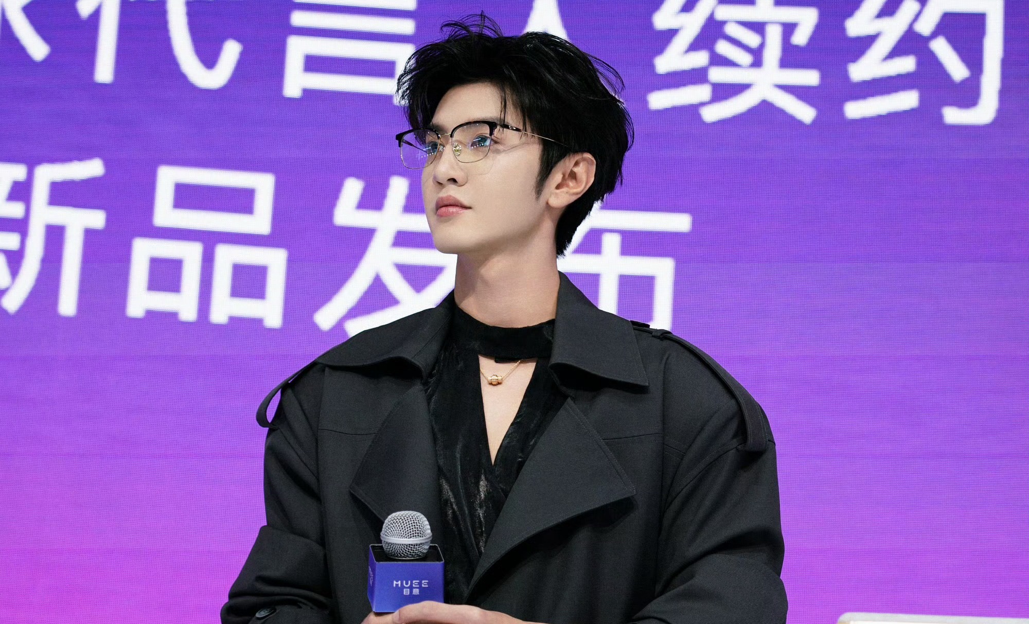 陈哲远戴半框眼镜好蛊陈哲远半框眼镜➕黑色风衣造型也太蛊了吧，给造型师➕🍗！ 