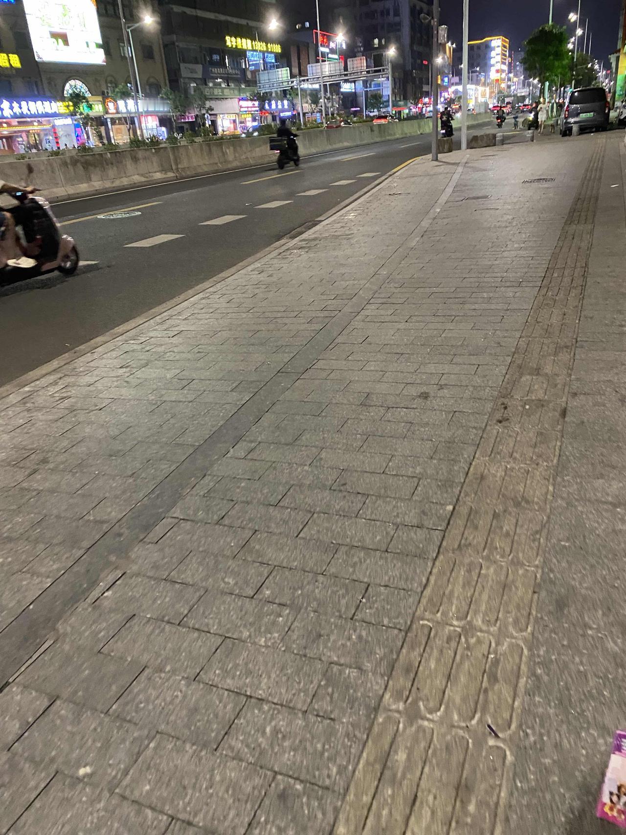 我最喜欢饭后散步，每天晚饭后如果没有特别的急事，都要散步30分钟左右。

散步是