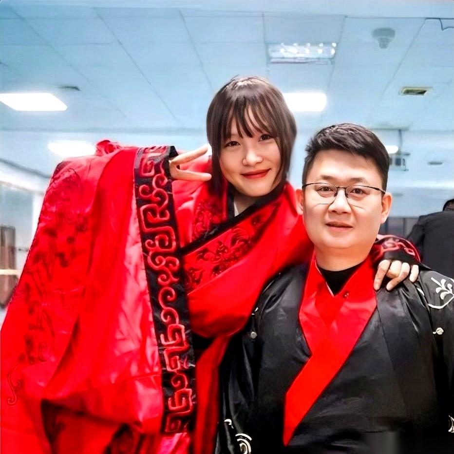 17年前，那双从废墟里把你刨出来的手，沾满了泥和土。
17年后，你亲手给这双手，