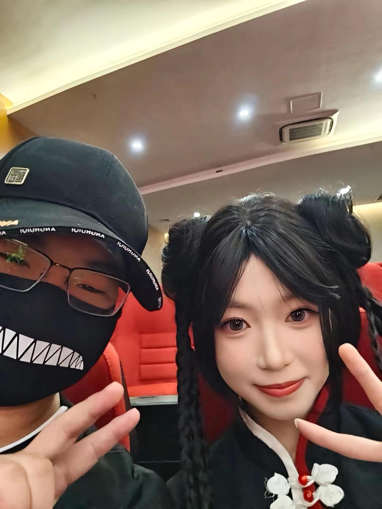苏州《我不是戏神》线下签售会。早期黑粉头子线下单杀二九珍贵照片（与@小小长缨 一