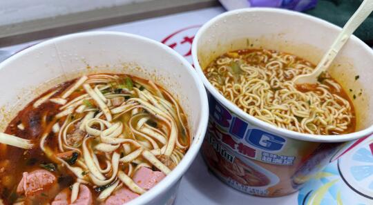 日子也是好起来了都吃上了泡面