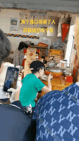 有一群人可真忙，先是去淄博吃烧烤，然后去天津看跳水，再去尔滨看冰雪大世界，然后再