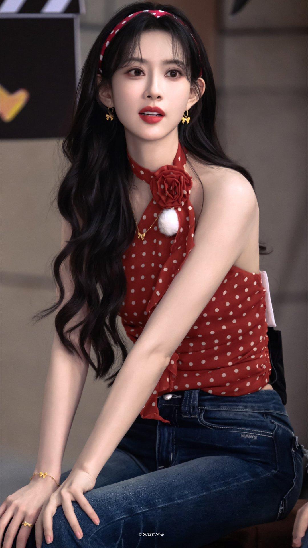  孟子义溢出屏幕的少女感 穿搭清新亮眼，举止间满是软萌气息。精准演绎出沈妙的灵动