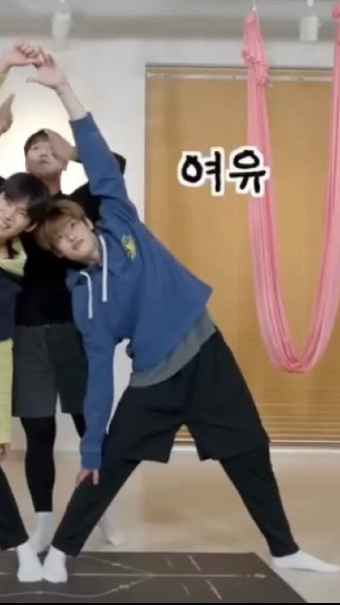 这样一对比更能看出长胳膊长腿的绝美比例了